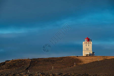 冰岛Dyrholaey灯塔在阳高清图片