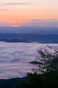 夕阳与薄雾远眺群山高清图片