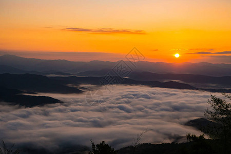 夕阳与薄雾远眺群山高清图片