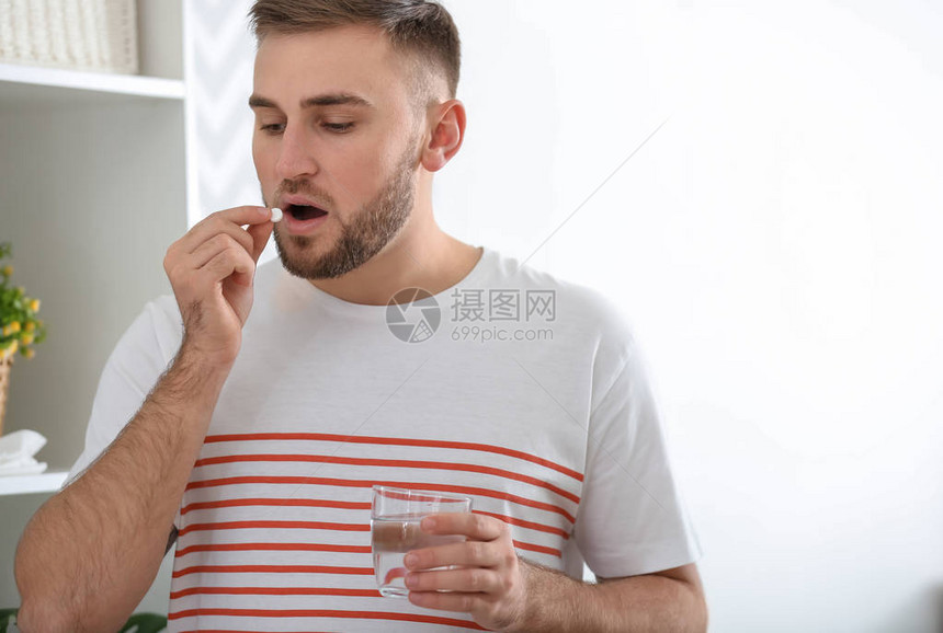 年轻人得了流感在家吃药图片