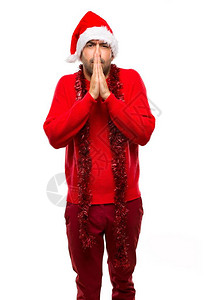 穿着红色衣服庆祝圣诞假期的男人把手掌放在一起人在孤立的白色上图片