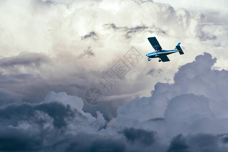 云中的飞机图片