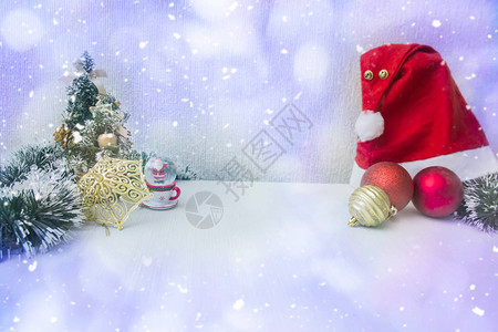 五颜六色的圣诞装饰品与小玩意图片