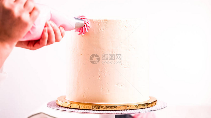 烤面包馅饼糊色奶油玫瑰花在白蛋糕上图片
