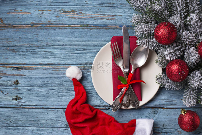蓝色木制背景上的圣诞节或新年节日餐桌设置图片
