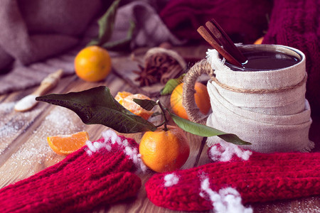 冬季温暖一杯茶和橘子图片