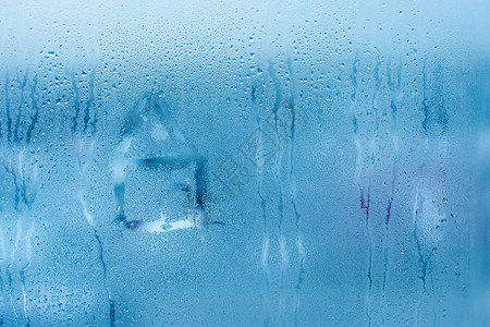 用冷玻璃和水滴拉着手的房图片