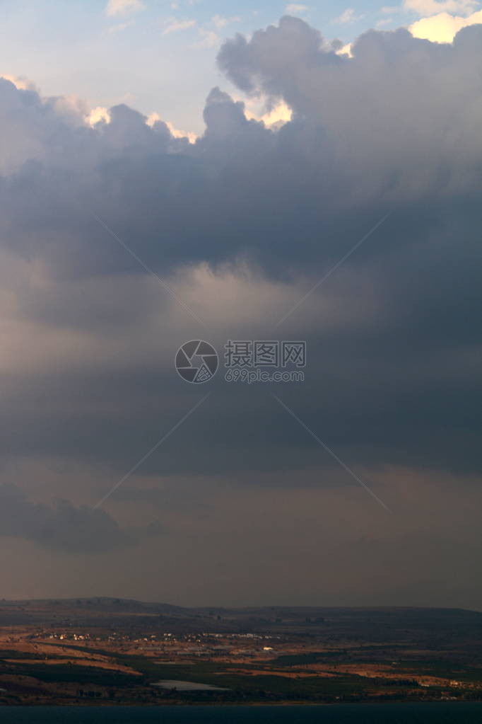 天空的景象取决于白天的时间一年的时间和主要天气图片