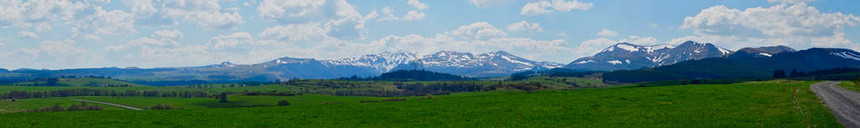 PuyduSancy下雪的春天全景拍摄图片
