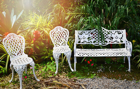 户外庭院长椅白年长板椅和花园鲜花泉的椅子图片
