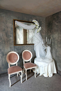 带有面纱蜡烛和兰花的婚前古装图片