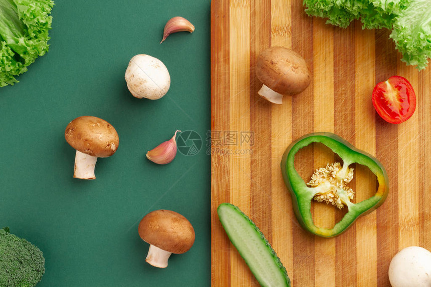 素食比萨的切片蔬菜放在木制切菜板上黄瓜蘑菇西红柿生菜甜椒西兰花绿色蔬菜素食比萨饼的图片
