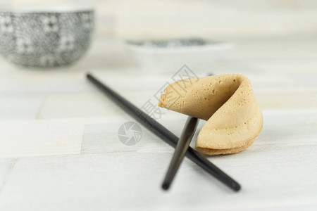 带筷子的幸运饼干图片