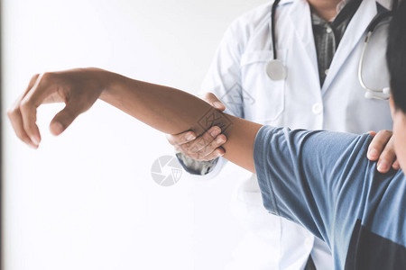 医生用手肘检查病人以确定病因以图片