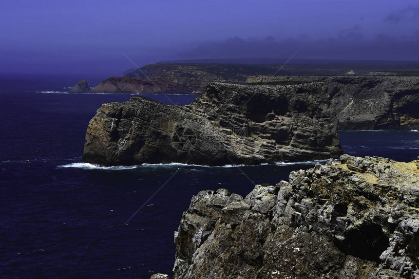 在葡萄牙南海岸阿尔加夫Algarve的悬崖对望图片