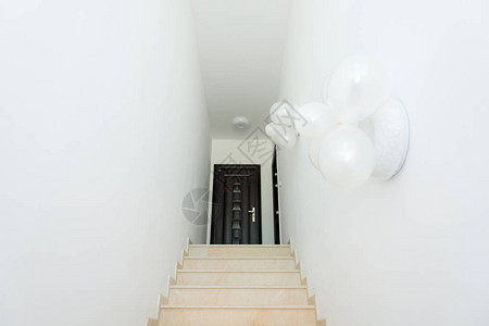 带楼梯的白色走廊有选择焦图片