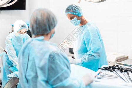 在现代手术室进行外科手术图片