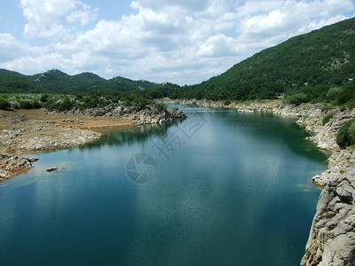 低地河流缓流向湖面图片