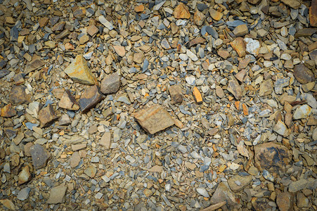 河边山上的小型岩砂子棕色小石质背图片