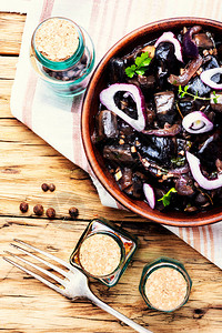 腌制蘑菇俄罗斯美食的传统菜肴盐渍蘑菇图片
