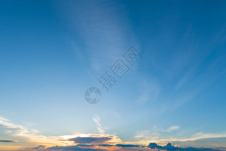 太阳升起蓝色天空图片