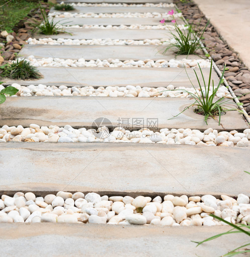 利用白色和棕色石块装饰花园装饰的现代简单石头通道图片