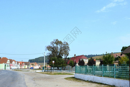 Cata村典型的农村景观和农民住房图片