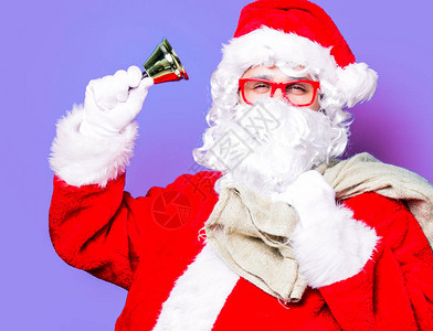 保持身材有趣的圣诞老人有一个乐趣与铃声背景