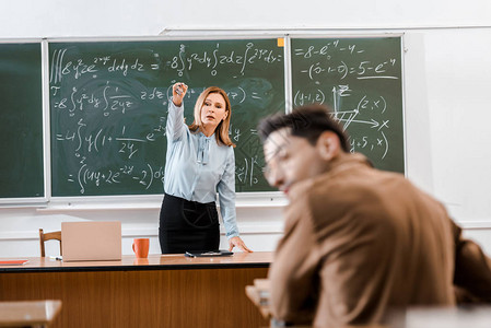 老师有选择的焦点向学生图片