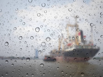 玻璃背景下近距离雨滴货背景图片
