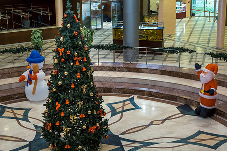 在大厅的圣诞树上庆祝圣诞节装饰并准备与图片