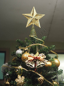 圣诞快乐三重装饰礼物盒彩球雪环铃声图片