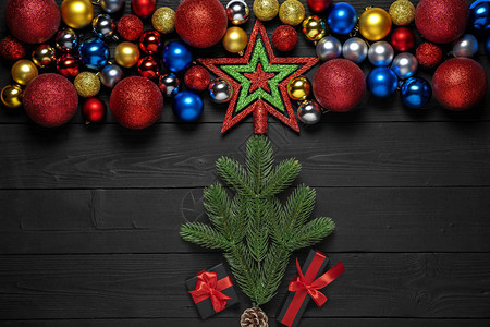 圣诞树和礼物盒圣诞装饰品在黑图片