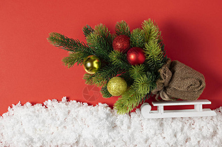 圣诞树和玩具放在雪橇上装饰雪花圣诞故事图片