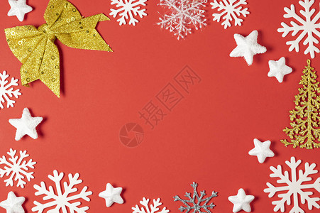 圣诞作文由白色雪花树红色背景制成新年冬季概念平图片