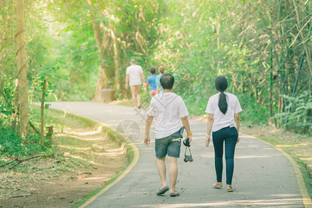 人们在树林中徒步行走到泰国坎沙纳布里埃拉旺图片