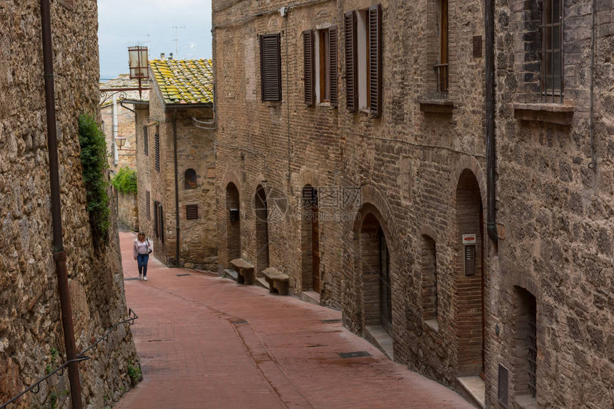 科布尔街道穿过意大利圣金尼纳诺图片