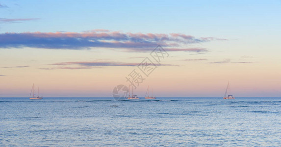 斐济海岸日出时的帆船图片