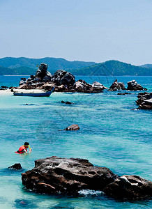 浮潜游客在泰国普吉岛图片