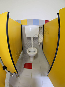 托儿所浴室内的厕所黄色门没有带鱼图片