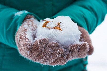 女孩手里握着雪球那颗雪球图片