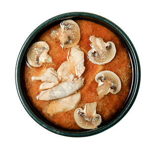黑碗里有蘑菇和鸡肉片的辣泡菜汤背景图片