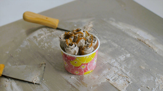 分离的轧制水果冰淇淋夹子特写顶视图泰式冰淇淋是一种很棒的甜点冰淇淋玫瑰花结背景图片