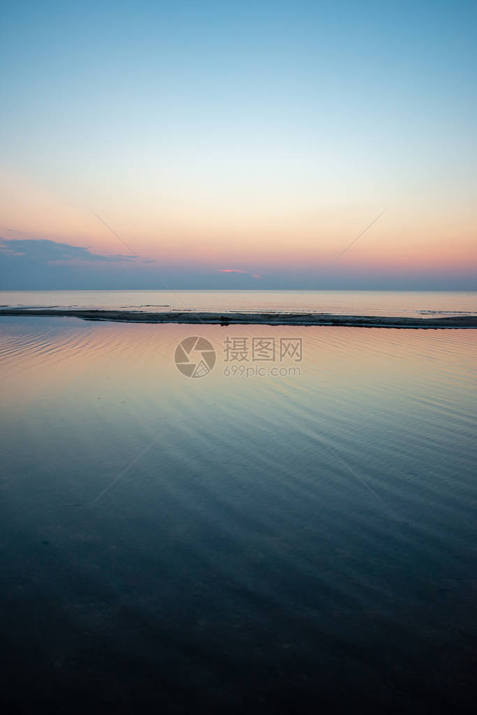 平海中清水面的蓝色平静日落图片