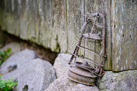 夏季在农村使用旧木板金属和汽油灯的老木头背景图片