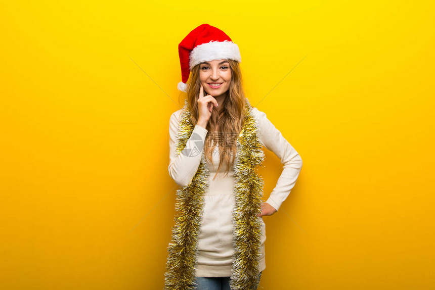 女孩在黄色下庆祝圣诞节日图片