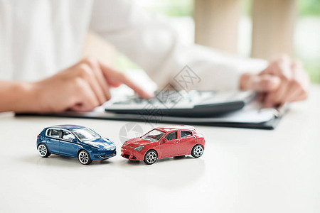 汽车和房屋模型与代理和客户讨论购买获得保险或贷款房地产或财图片