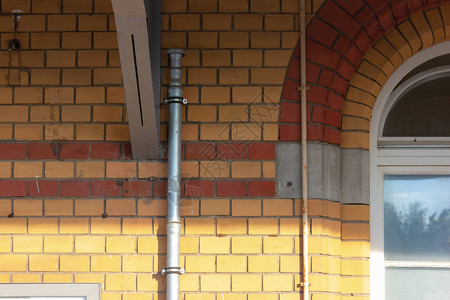 在巴伐利亚南德设有砖墙和铁门的图片