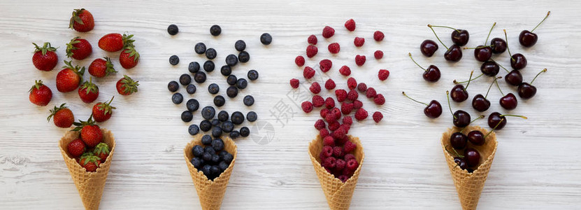 华夫甜冰淇淋甜筒配覆盆子樱桃草莓和蓝莓图片