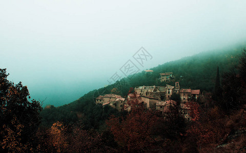 有雾的山村自然图片